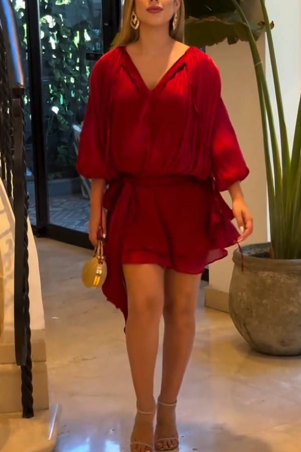 V-neck dress with puff sleeves and ruffled hem
